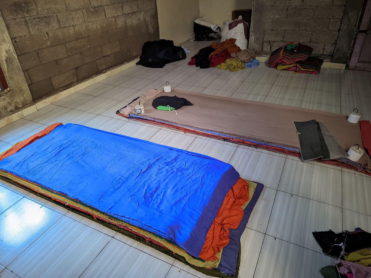 Proses nggelari kain—menumpuk lapis demi lapis dengan rapi sebelum masuk tahap pembuatan pola. Di sinilah kualitas celana kolor Duta Grosir dimulai: dari kerapian proses, ketelitian bahan, hingga siap diproduksi dalam jumlah besar.