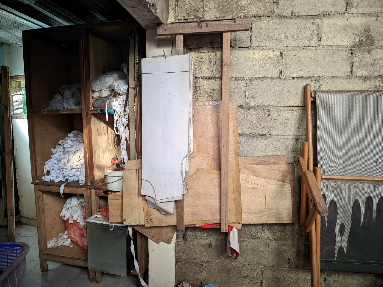 Tahap patronisasi adalah kunci presisi. Pola dibuat secara profesional—bukan kira-kira—berdasarkan pengalaman produksi yang panjang. Karena ukuran yang konsisten adalah dasar dari celana kolor yang nyaman dan siap dijual kembali.