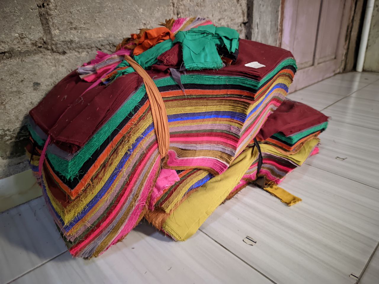 Setelah melalui proses potong dan jahit, setiap bagian tersusun rapi dan presisi. Detail yang terlihat sederhana, tapi menjadi standar kualitas dalam setiap produksi celana kolor kami. ✂️📏