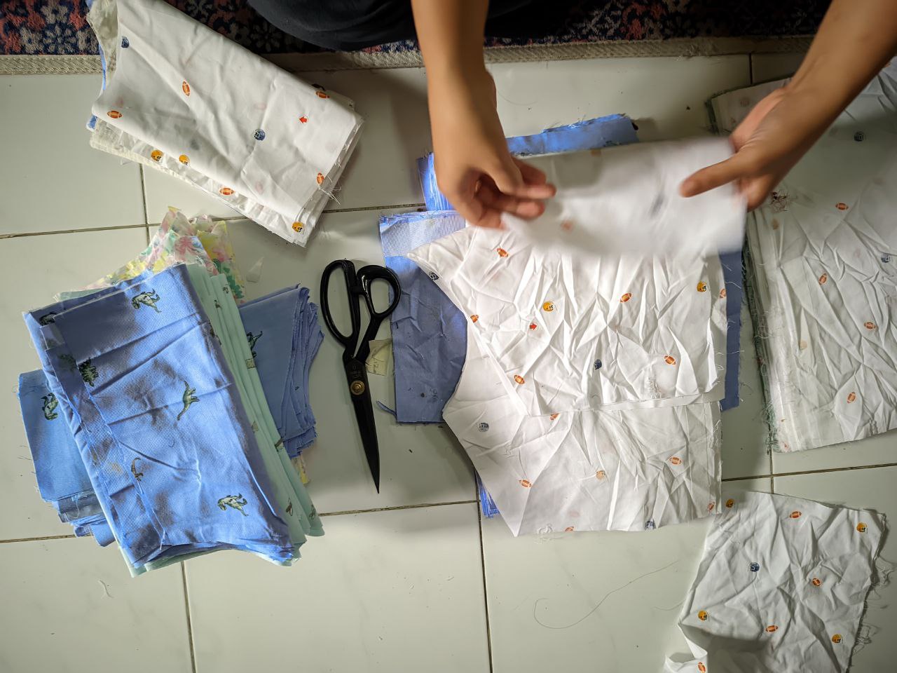 Setiap potongan kain melewati tahap quality control sebelum dijahit. Kami memastikan bahan, ukuran, dan kerapian sudah sesuai standar agar hasil akhir tetap konsisten dan berkualitas. 🔍🧵