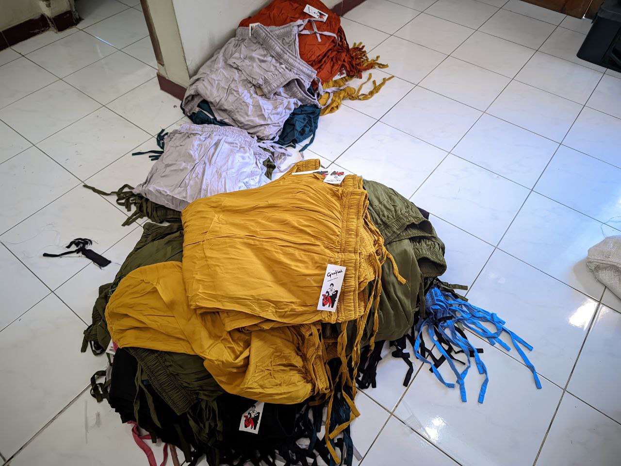Setelah melalui proses jahit, celana disusun rapi sebelum masuk tahap packing. Setiap tumpukan adalah hasil produksi yang siap didistribusikan dengan standar kualitas yang sama. 📦🧵