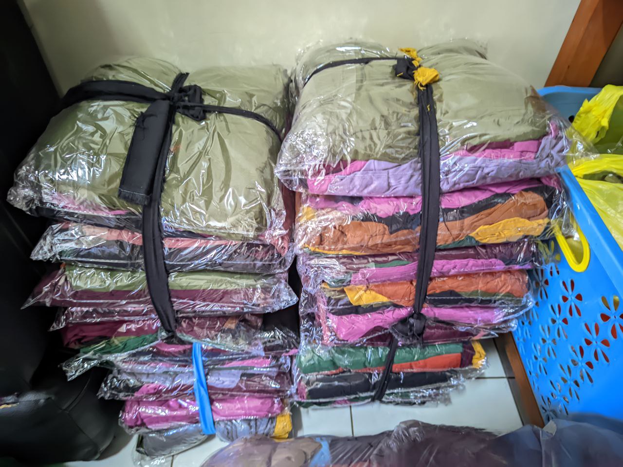 Setiap celana telah dipacking rapi dalam plastik bening, siap kirim ke para mitra dan pedagang. Rapi, bersih, dan siap langsung dijual kembali. 📦✨